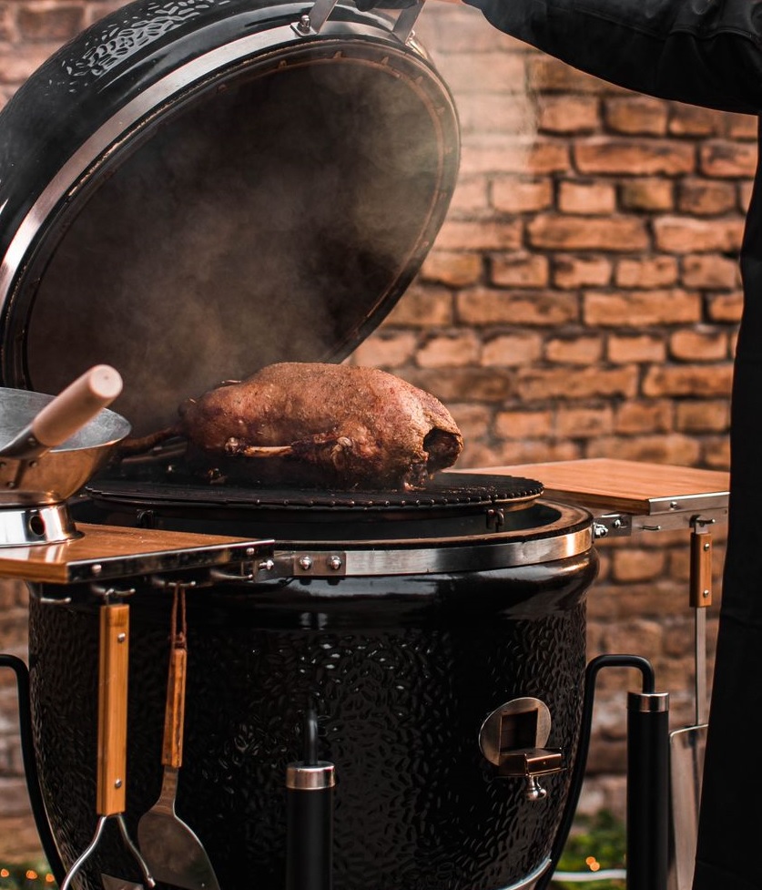Kamado-Grill in Aktion